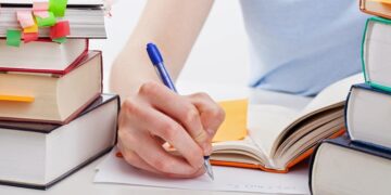 Світ знань: вплив відгуків студентів та рекомендацій на якість роботи рефератної компанії