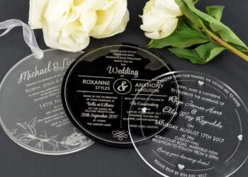 Acrylic wedding invitations from PietraPaperDesign: an opportunity to pleasantly surprise guests