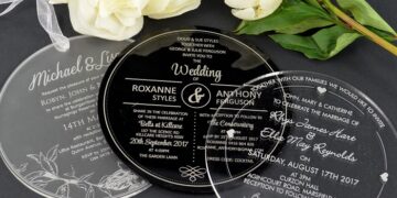 Acrylic wedding invitations from PietraPaperDesign: an opportunity to pleasantly surprise guests