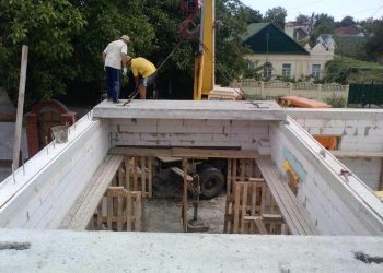 Плиты перекрытия в доме из газобетона – как правильно опереть и какой армопояс нужен