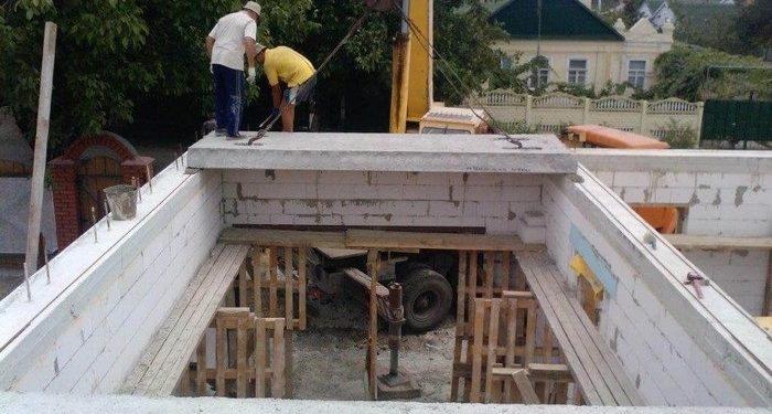 Плиты перекрытия в доме из газобетона – как правильно опереть и какой армопояс нужен